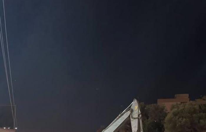 بالصورة- انقلاب شاحنة يقطع طريق المنصورية