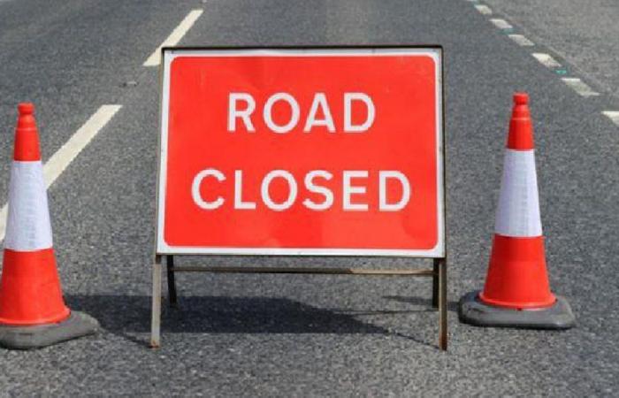 بالصورة- انقلاب شاحنة يقطع طريق المنصورية