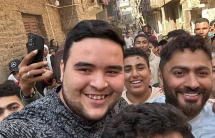 بالصور.. تامر حسني يحقّق أمنية الطفلة ليلى محاربة السرطان