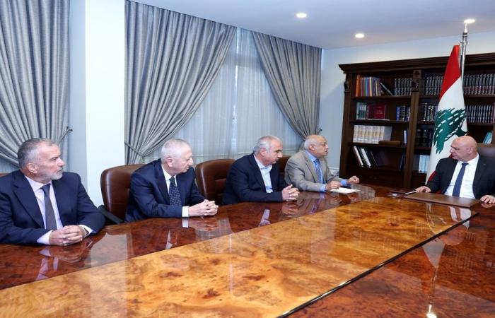 عون يؤكد متابعته مطالب مالكي شاحنات الترانزيت