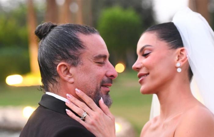 سقط أرضا مع عروسه خلال رقصهما.. مخرج شهير يحتفل بزفافه من هذه الفنانة (فيديو)