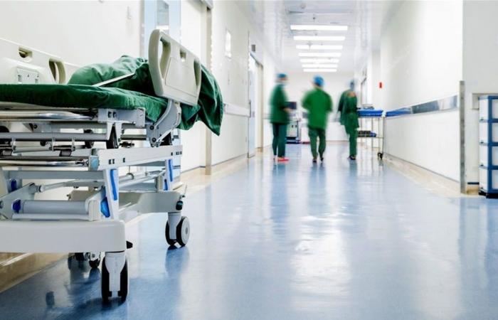 خضعت لجراجة دقيقة في عمودها الفقري.. فنانة شهيرة في المستشفى وهذا وضعها (صورة)