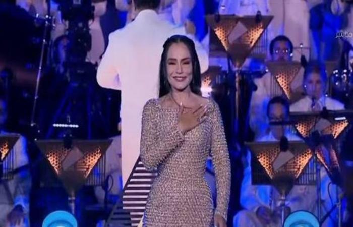 بعودة نادرة... فنانة مصرية تُشعل حفل الإفتتاح الأكبر في تاريخ مصر (فيديو)