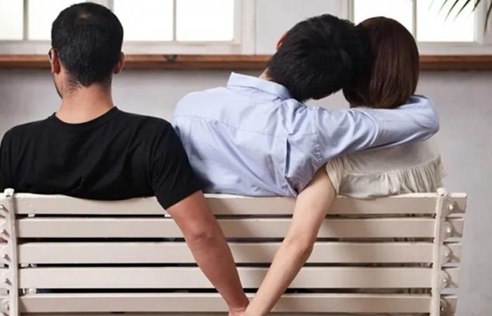 فوجئ بارتباطها بمطرب تجمعه به خلافات شديدة... فنان شهير يكشف خيانة حبيبته (فيديو)