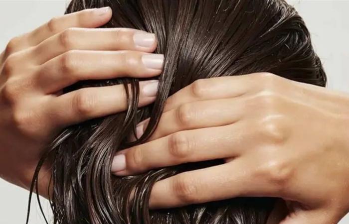أخطاء تدمر شعرك المبلل.. ابتعدي عنها