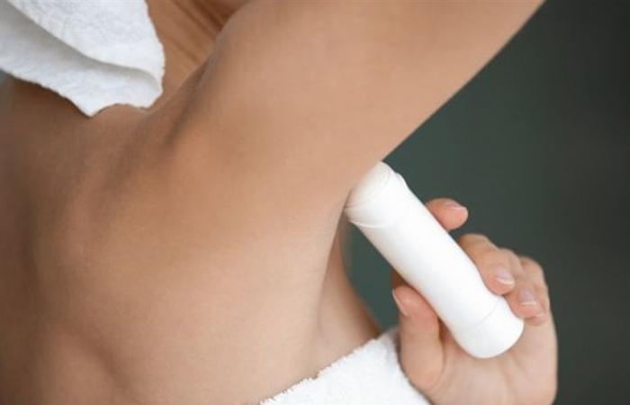 مزيل العرق.. هل يسبب السرطان؟