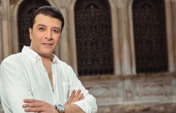 بعد تعرّضه لوعكة مفاجئة... نقيب المهن الموسيقية يطمئن جمهور محمد منير على حالته الصحية