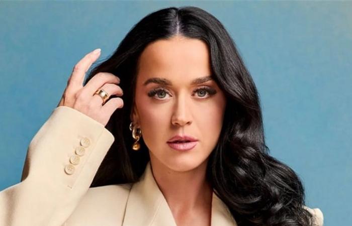 من أمام برج إيفل... إطلالة جديدة لكاتي بيري بفستان مفتوح عند الساق (صور)