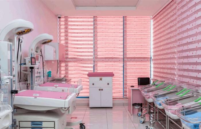 تدخل جراحي ونزيف داخلي.. فنان يطلب الدعاء لزوجته بعد ولادة متعثرة!