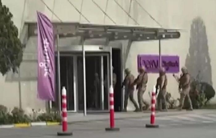 بالفيديو: مُسلّح يقتحم مبنى “beIN SPORTS” في تركيا