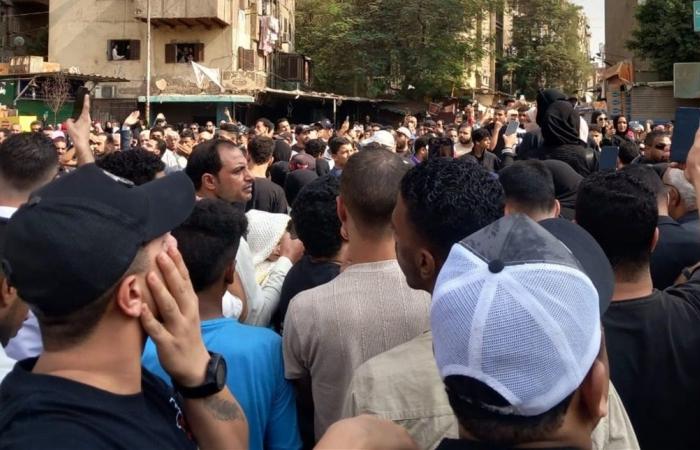 فنان شهير ينهار في جنازة إسماعيل الليثي (فيديو)