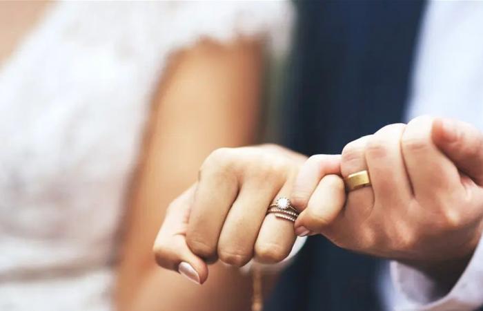 فاجأت جمهورها... ممثلة شهيرة جدًا تعلن زواجها (صور)