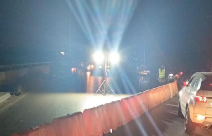 قطع أوتوستراد الرئيس لحود وتحويل السير!