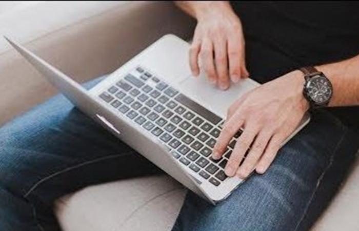 اللابتوب في الحضن... مخاطر خفية تهدد الخصوبة والعمود الفقري والنوم