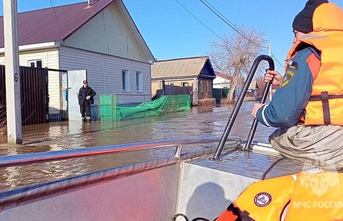 ارتفاع حصيلة الفيضانات في أندونيسيا إلى أكثر من 200 قتيل