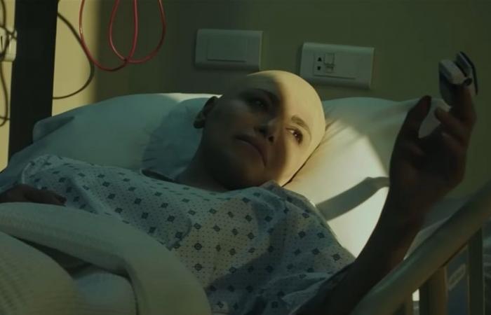 بدت مُتعبة وشاحبة.. فنانة ومخرجة لبنانية تُفاجئ الجمهور بالتخلي عن شعرها (فيديو)