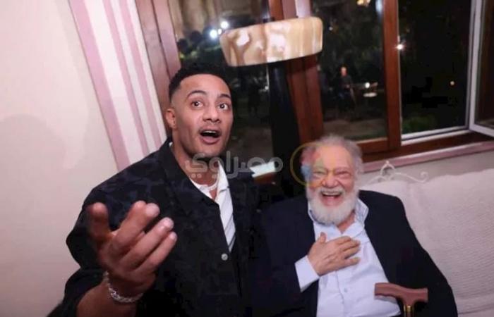 محمد رمضان يقبّل رأس فنان قدير (صور)