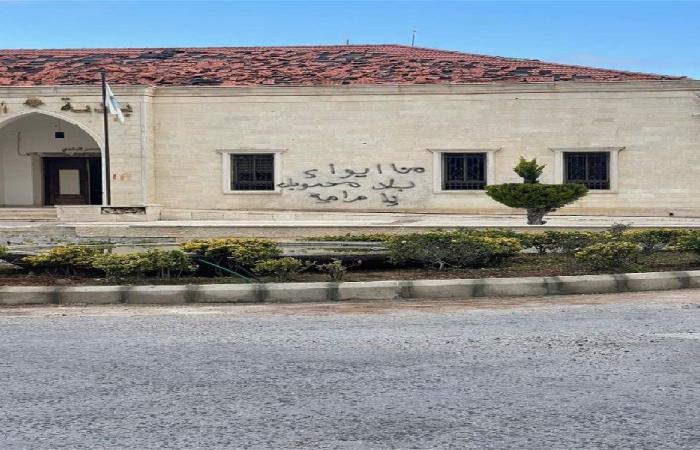 أهالي الطيبة يستيقظون على كتابات على جدار البلدية