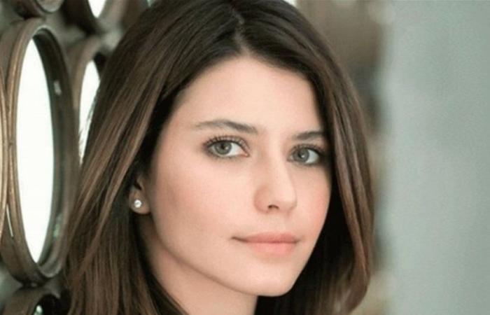 بعد غياب طويل.. نجمة "العشق الممنوع" التركية تعود إلى الساحة الفنية بأغنية! (فيديو)