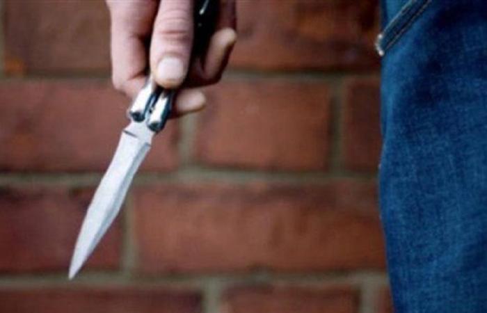 رجل حاول مهاجمة الشرطة بسكين في باريس