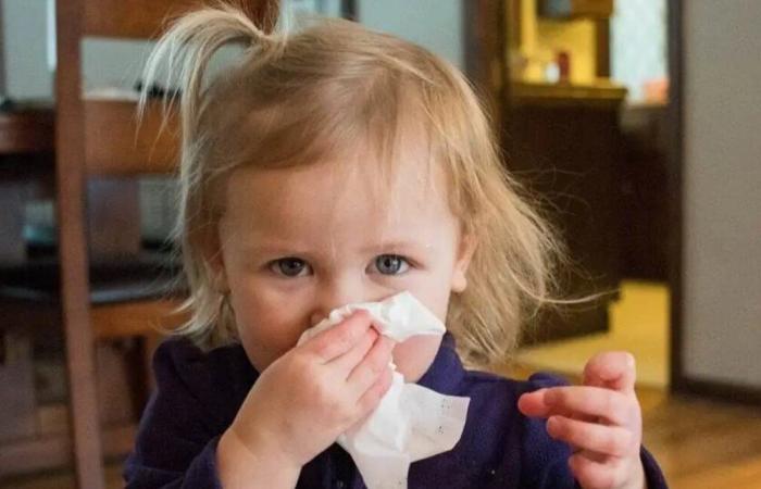 لماذا يأكل الأطفال "إفرازات الأنف"؟ الإجابة علمية