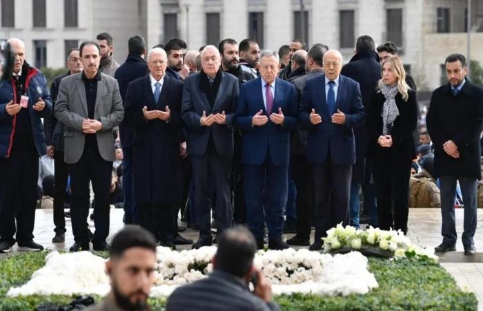 بالصّورة- السنيورة يتلو الفاتحة على ضريح الحريري