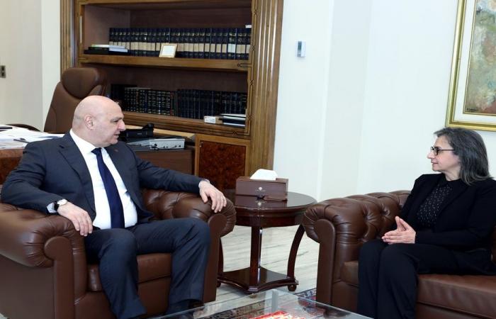 أوضاع العاملين في القطاع العام على طاولة عون