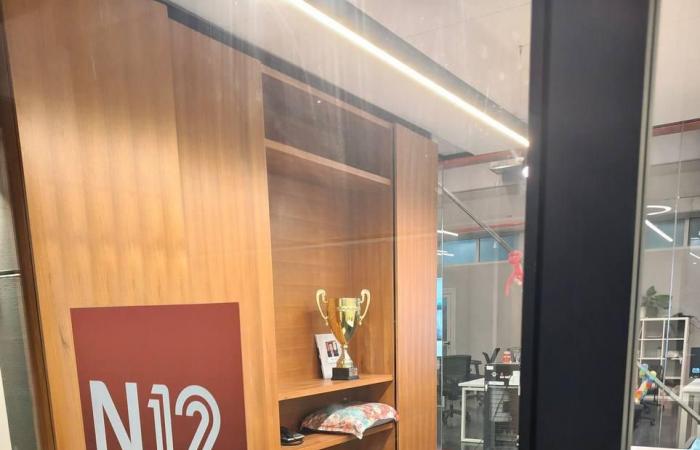 بالصورة: تجهيزات طارئة في استديوهات القناة 12 الإسرائيلية!