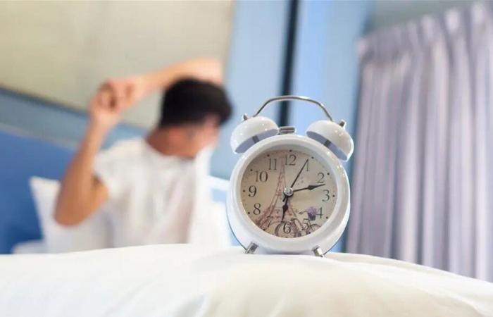 الاستيقاظ عند الخامسة فجراً… هل هو سرّ النجاح؟