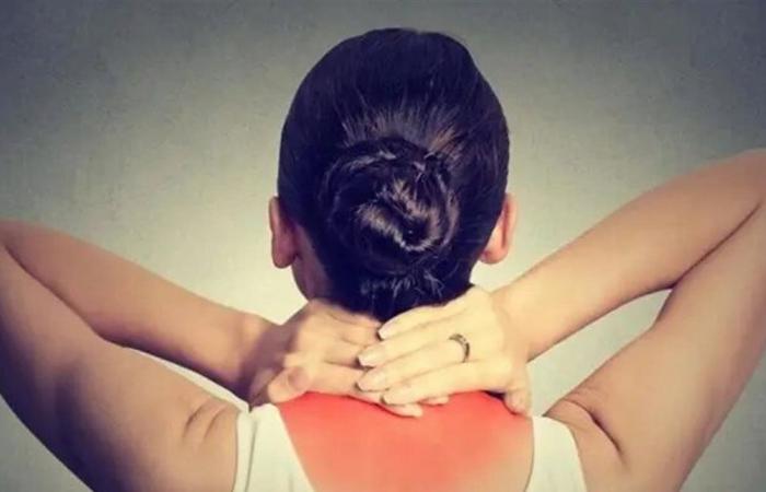 ألم الرقبة وتنميل الأصابع.. إشارات تحذيرية قد تكشف مشكلة خطيرة