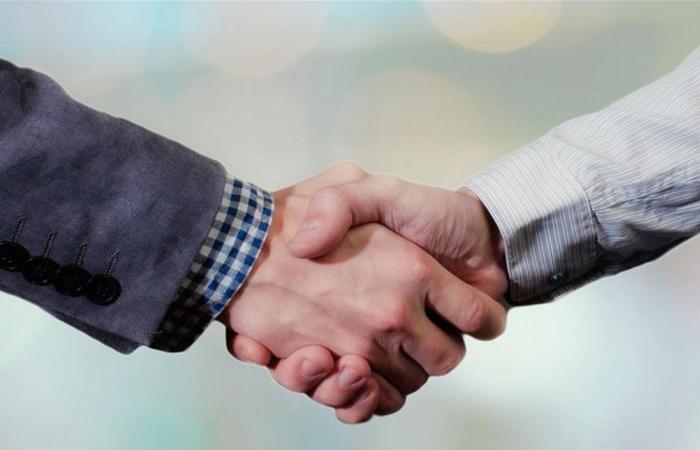 "قوة المصافحة".. علامة مبكرة لتحذير الدماغ من الخرف