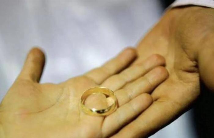 فنانة شهيرة توثق عودتها لزوجها بعد انفصالهما (فيديو)