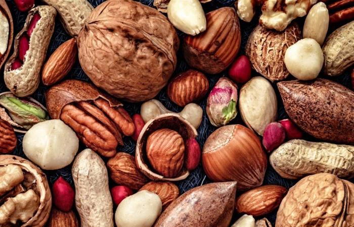 المكسرات.. لماذا يجب عدم تناولها ليلاً؟