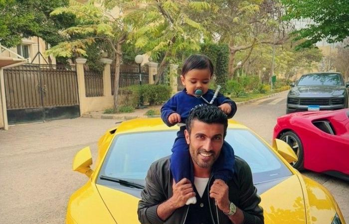 على خطى محمد رمضان.. مخرج شهير يستعرض أسطول سياراته الفارهة (صور)