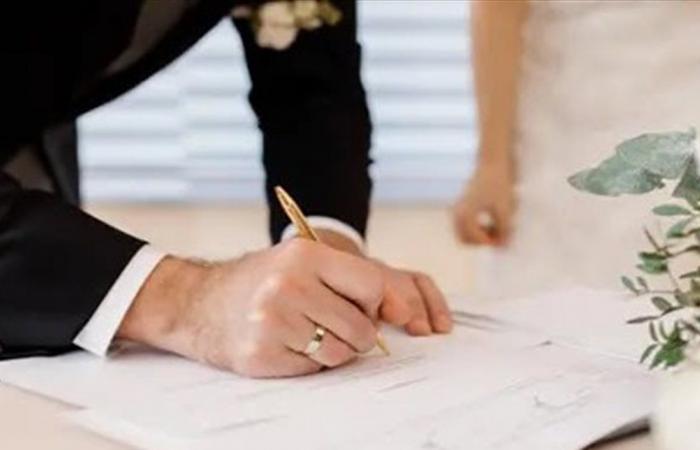 صورة لممثلين مع مأذون تثير الجدل.. هل عقدا قرانهما؟