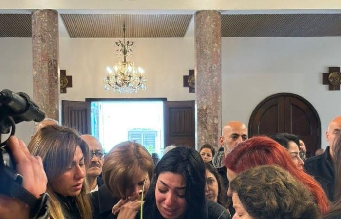 بالصورة: وصول جثمان الشهيدة رولا مطر إلى كنيسة سن الفيل