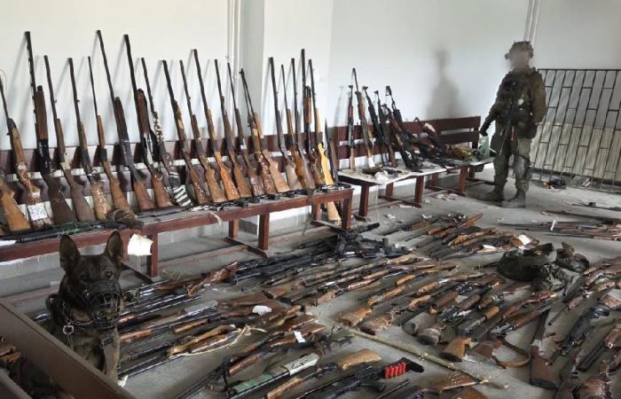 الجيش الإسرائيلي يعلن ضبط أسلحة داخل مدرسة في بنت جبيل