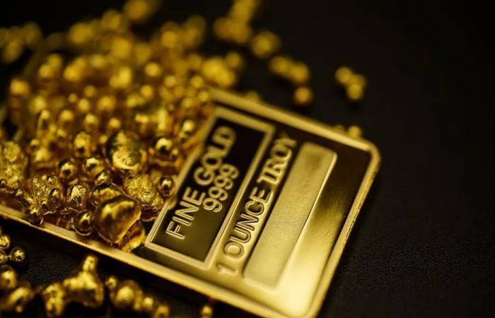 الذهب يرتفع مع تراجع النفط عقب تمديد وقف النار