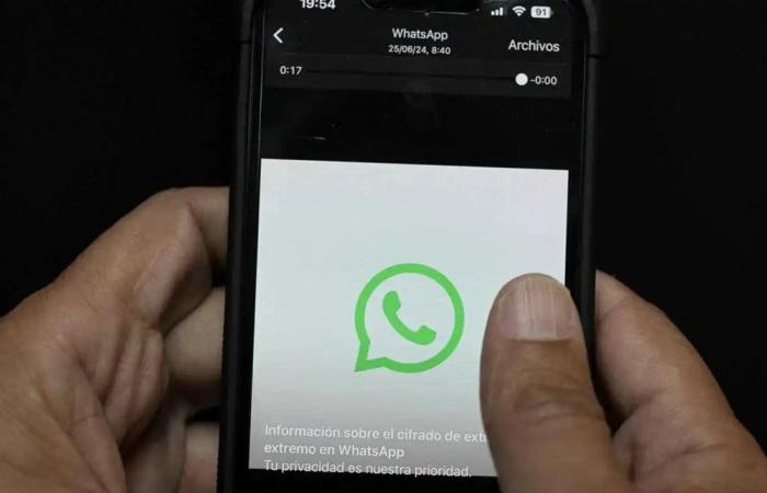 واتساب يختبر عرض تحديثات الحالة داخل تبويب المحادثات