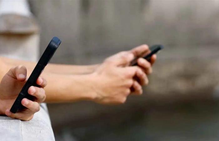 هكذا تُستنزف طاقة هاتفك في الخفاء