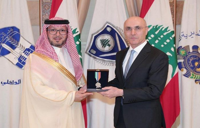 الحجار يمنح بخاري ميدالية وزارة الداخلية والبلديات