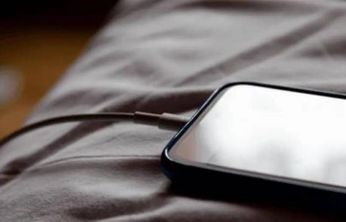 لهذه الأسباب.. لا تشحنوا هاتفكم في السرير