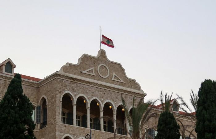 بالصور: تنكيس الأعلام فوق السراي