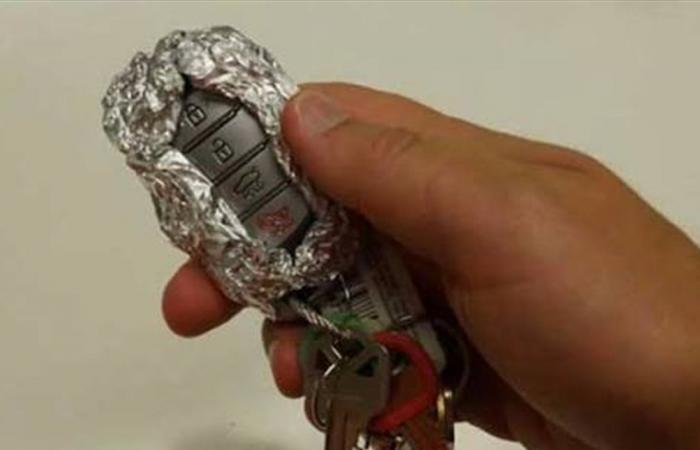هل يحمي ورق الألمنيوم بطاقاتك ومفاتيح سيارتك من السرقة؟