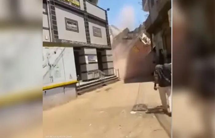 بالفيديو: انهيار منزل فوق مسجد في مصر!