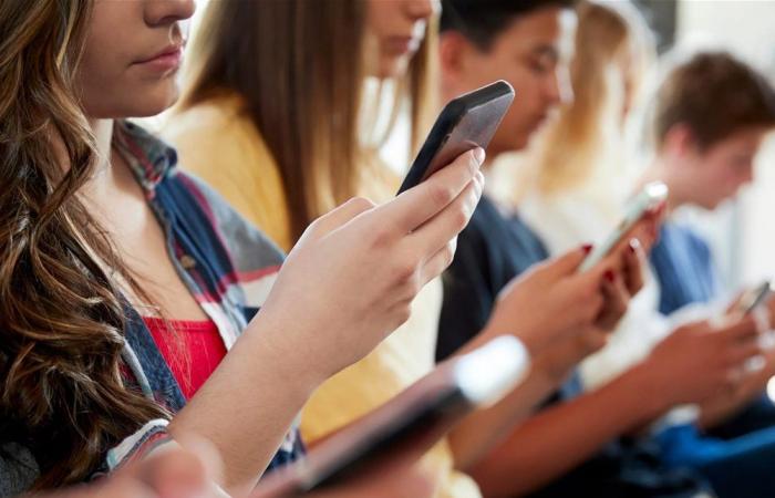 ميزة في هاتفك قد تكشف تحركاتك.. هل فعّلتها من دون أن تدري؟