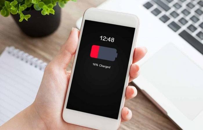 4 عادات تستنزف بطارية هاتفك يومياً.. ما هي؟