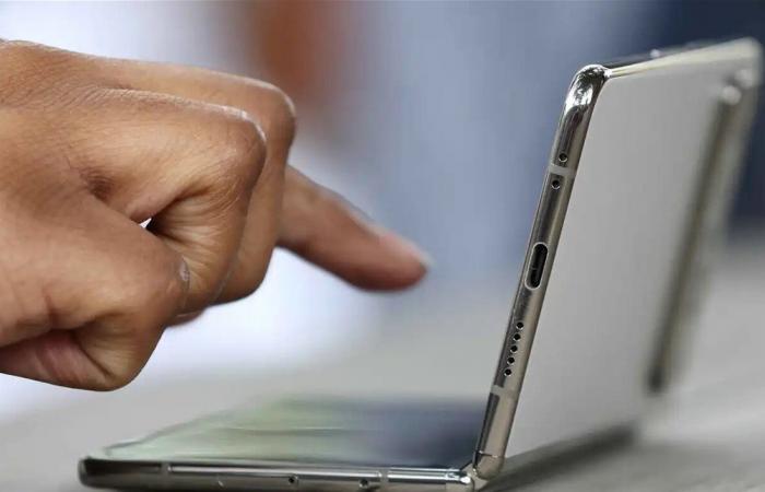 الهواتف القابلة للطي: هل تصبح مستقبل التكنولوجيا؟
