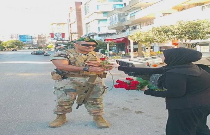 أهالي النبطية يستقبلون الجيش بالورود!