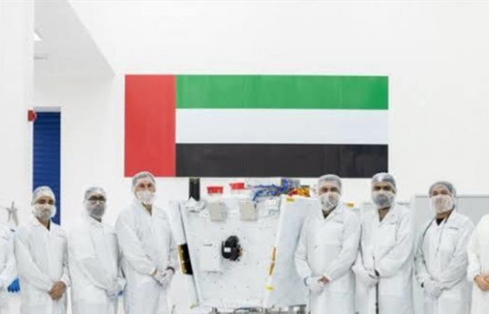 القمر الاصطناعي الإماراتي "الطائر-1"